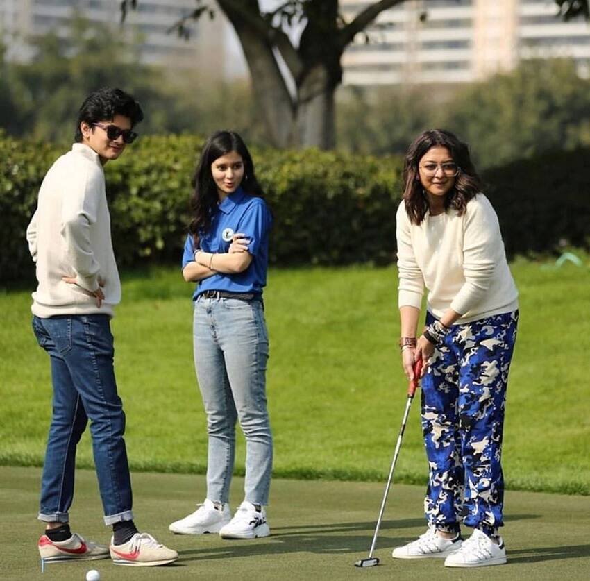 ज्योतिरादित्य सिंधिया की पत्नी प्रियदर्शनी राजे सिंधिया गोल्फ खेलती हैं