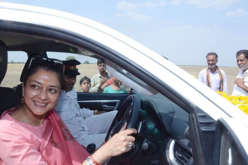 प्रियदर्शनी राजे के नाम कोई भी जमीन या घर या किसी तरह की अचल संपत्ति नहीं है। उनके नाम पर ना तो कोई गाड़ी है और ना ही गहने। (यह भी पढ़ें: इन 5 महिला नेताओं का कुछ साल बाद ही पति से हो गया तलाक, किसी ने की दोबारा शादी तो कोई रहा सिंंगल )