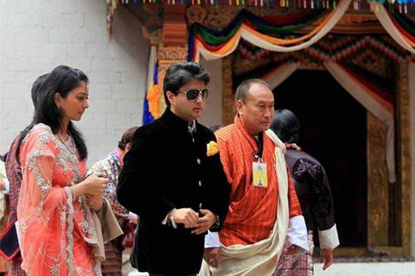 संपत्ति की बात करें तो ज्योतिरादित्य के पास करीब पौने चार सौ करोड़ की संपत्ति है। ज्योतिरादित्य की कुल संपत्ति का बहुत बड़ा हिस्सा उन्हें विरासत में मिला है। (यह भी पढ़ें: 'ये तो मेरे लिए बनी हैं, इसी से करूंगा शादी', जब पहली नजर में ही प्रियदर्शिनी पर दिल हार बैठे थे ज्योतिरादित्य सिंधिया )