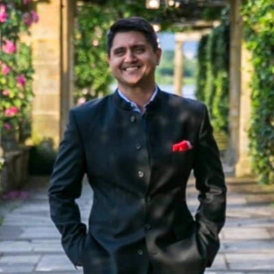 अक्षय ने साल 2017 में भारत आकर शादी की थी। यशोधरा राजे सिंधिया ने अपने बेटे की शादी कर्नाटक के चर्चित राजघराने में की है। (यह भी पढ़ें: सोने के कप और चांदी के सिगरेट, जानिए ज्योतिरादित्य सिंधिया को विरासत में मिले हैं कैसे और कितने के गहने )