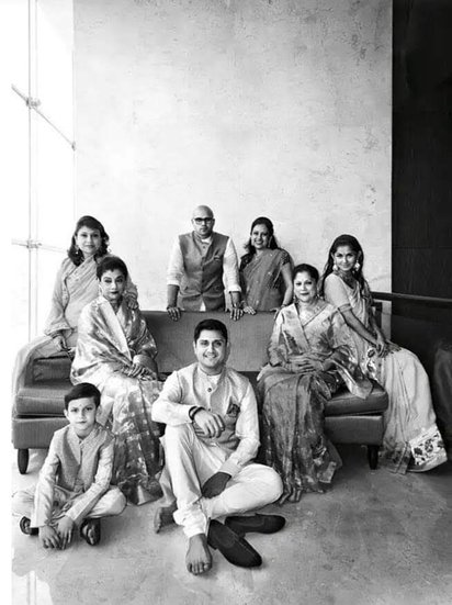 बात अक्षय भंसाली की करें तो वह पेशे से अमेरिका में वीडियो जॉकी हैं और एंटरटेनमेंट चैनल MTV में प्रोड्यूसर भी हैं।  ( यह भी पढ़ें: माधवराव सिंधिया से अखिलेश यादव तक, आपस में समधी हैं ये 10 राजनेता )