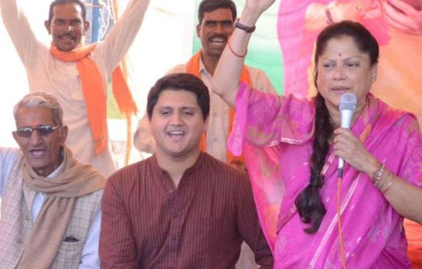  यशोधरा के चुनाव मैनेजमेंट का काम उनके बड़े बेटे अक्षय भंसाली संभालते हैं। मां के लिए वह लोगों से वोटों की अपील करते भी दिख चुके हैं। (यह भी पढ़ें: यशोधरा राजे ने राजघराने में की है बेटे की शादी, पहले बहनें थीं, अब हैं जेठानी-देवरानी )