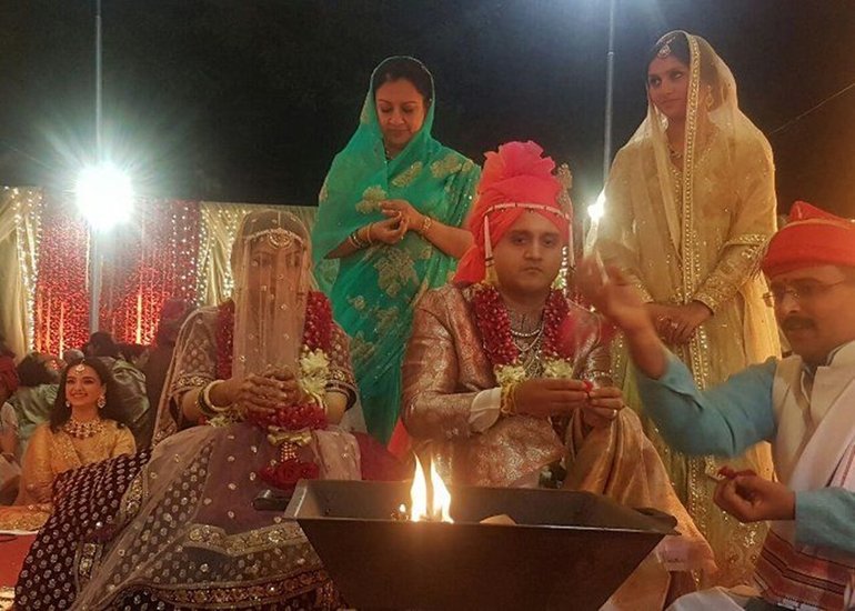 अक्षय की पत्नी कृतिका घोरपड़े वहां की संदुर रियासत से ताल्लुक रखती हैं।