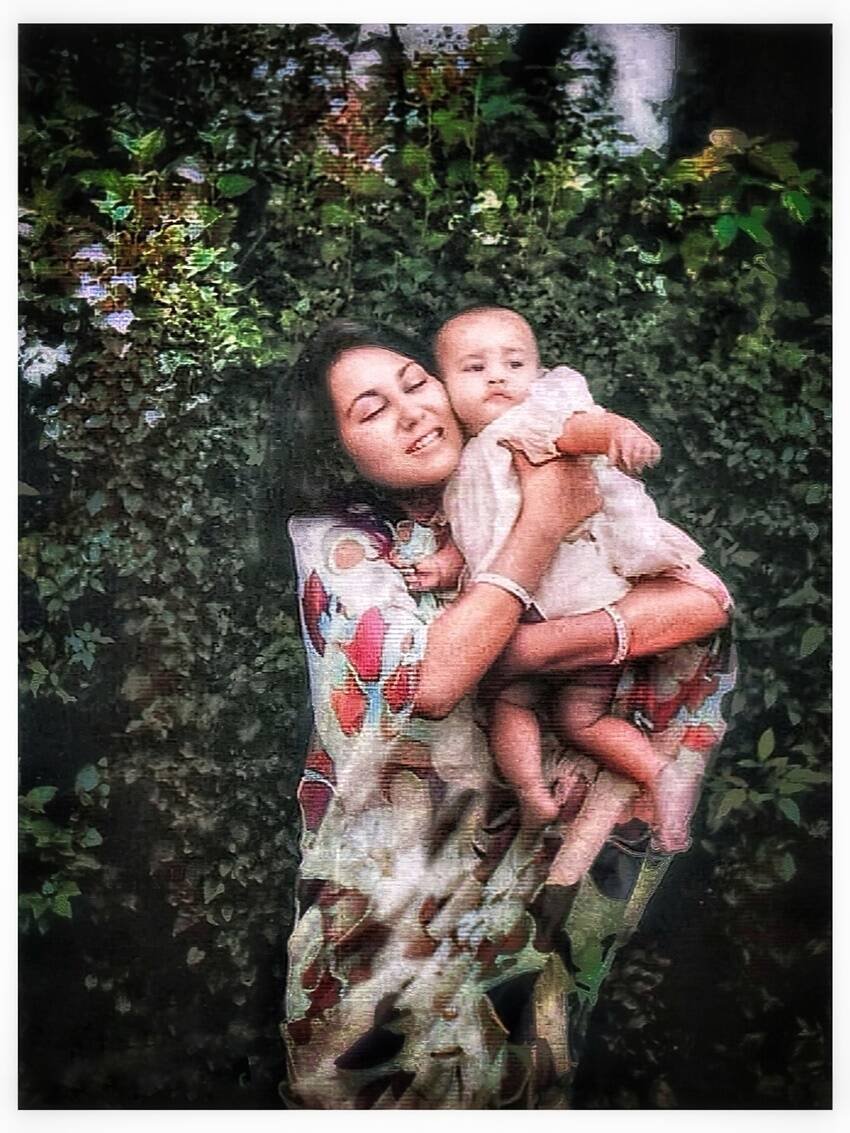 किशोर देब बर्मन और बिभू कुमारी देवी की तीन संतान हैं। एक बेटे औऱ दो बेटियां। (यह भी पढ़ें: 12वीं पास हैं ज्योतिरादित्य की सबसे छोटी बुआ, जानिए कितनी संपत्ति की मालकिन हैं यशोधरा राजे )