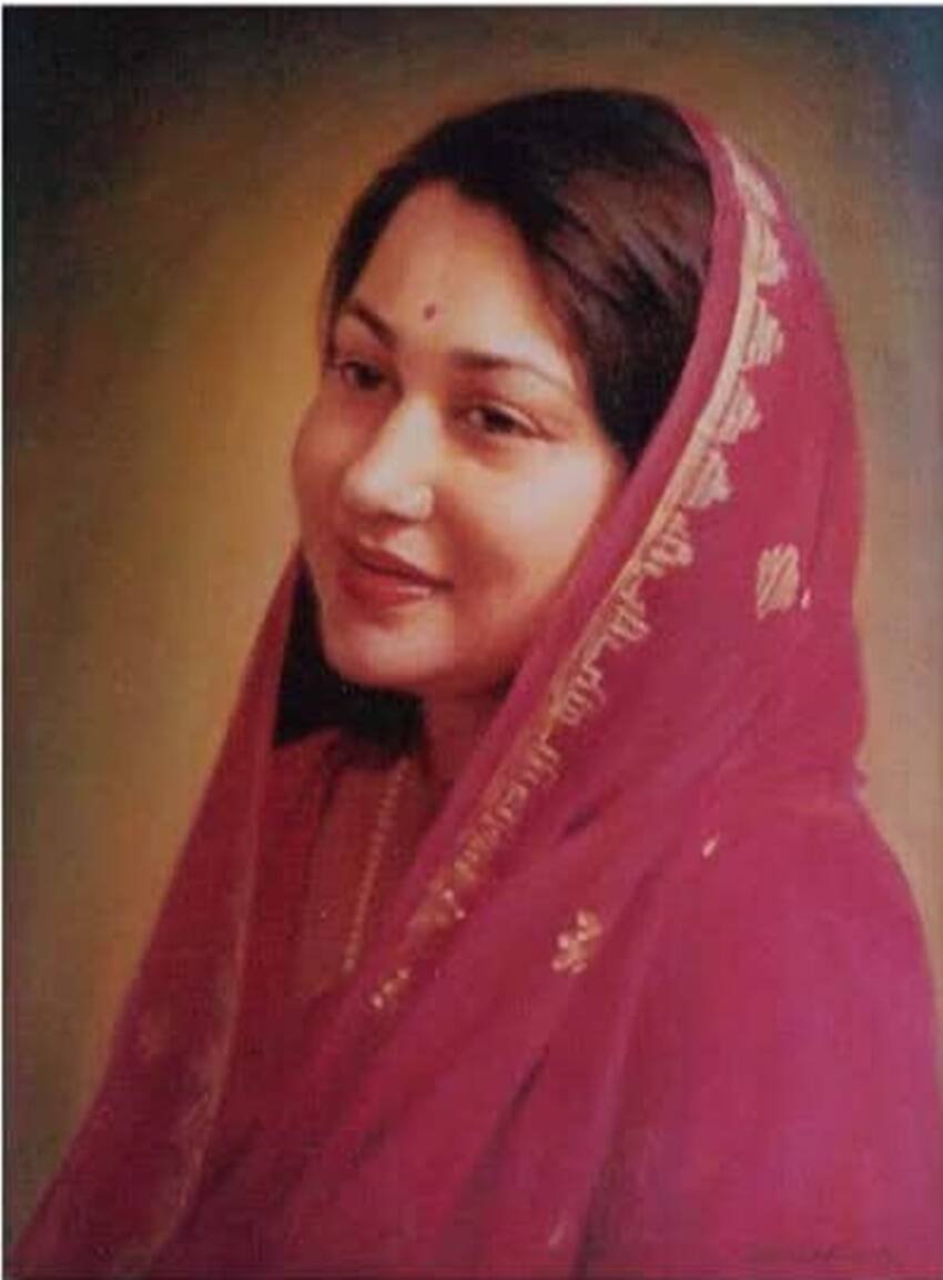 बिभू कुमारी देवी शादी से पहले भी राजघराने से ही संबंध रखती थीं। उनके पिता राजा लव शाह गढ़वाली राजपरिवार से थे। (यह भी पढ़ें: माधवराव सिंधिया से अखिलेश यादव तक, आपस में समधी हैं ये 10 राजनेता )