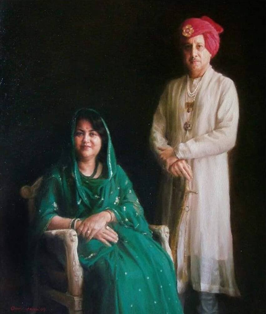 किशोर देब बर्मन की दूसरी पत्नी का नाम है बिभू कुमारी देवी। बिभू कुमारी देवी कांग्रेस पार्टी से लोकसभा औऱ त्रिपुरा विधानसभा की सदस्य भी रह चुकी हैं। (यह भी पढ़ें: सोने के कप और चांदी के सिगरेट, जानिए ज्योतिरादित्य सिंधिया को विरासत में मिले हैं कैसे और कितने के गहने )