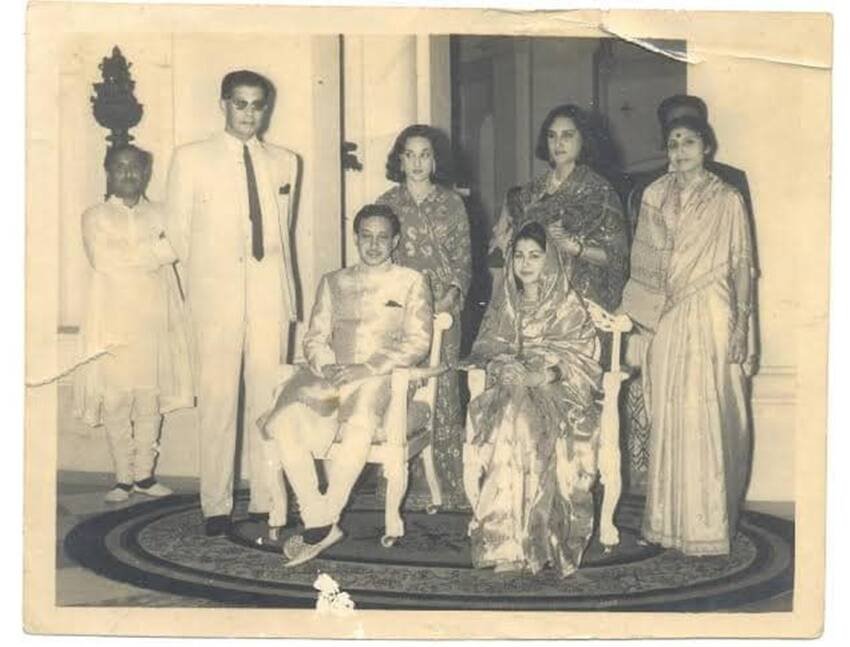 बिभू कुमारी देवी और किरीट बिक्रम किशोर देब बर्मन के शादी की तस्वीर। (यह भी पढ़ें: वसुंधरा राजे का 1 साल में ही पति से हो गया था तलाक, बेटे की पिता से 29 साल तक चली लड़ाई )