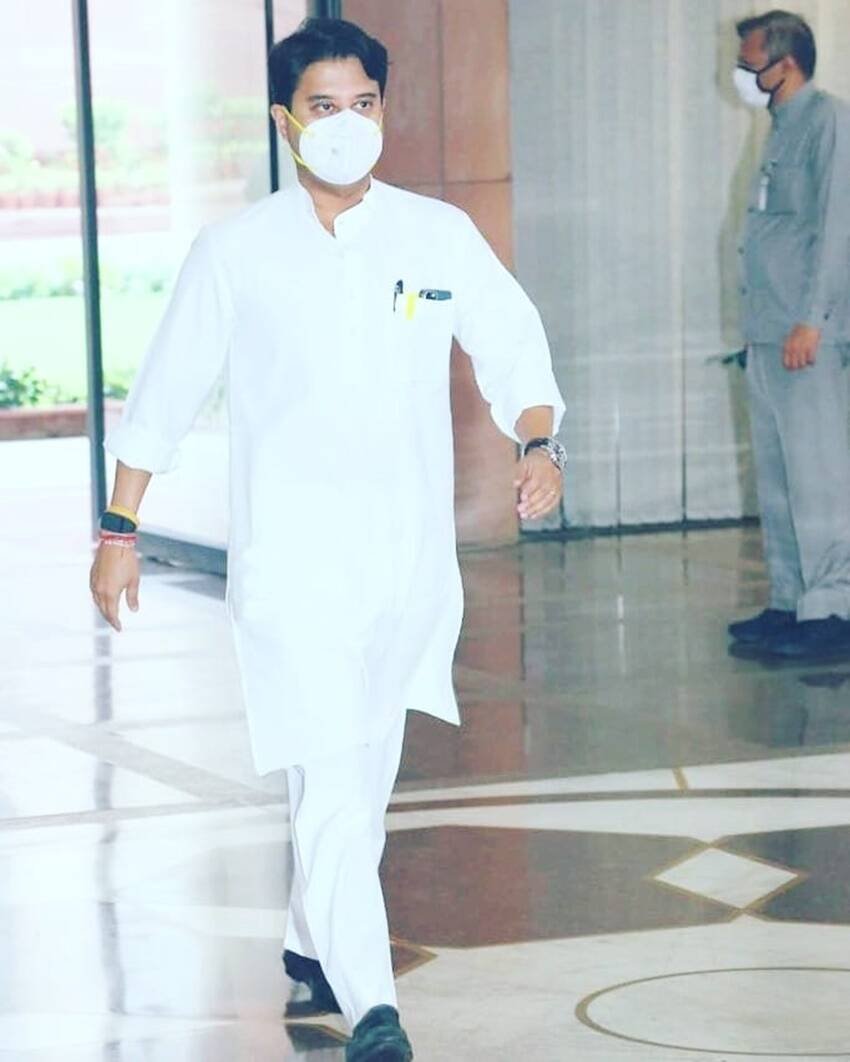 केंद्रीय मंत्री ज्योतिरादित्य ने बताया था कि उनके पास 50 लाख के सोने के कप हैं जो 9 कैरेट के हैं। इसके साथ ही करीब 20 हजार रुपए का सिगरेट रखने का केस भी है। (यह भी पढ़ें: पीएम मोदी की 11 महिला मंत्रियों में 3 कुंवारी 1 निसंतान, जानिए बाकी 7 में किसके कितने बच्चे )