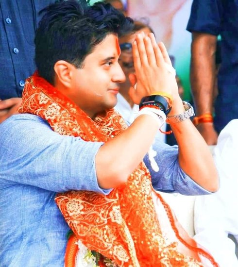 ज्योतिरादित्य सिंधिया पिता माधवराव के निधन के बाद सक्रिय राजनीति में उतरे। ज्योतिरादित्य 5 बार लोकसभा चुनाव लड़ चुके हैं। ( यह भी पढ़ें: ज्योतिरादित्य की बहन से मुलायम की बहू तक: राजघराने में हुआ जन्म, राजनेताओं से रचाई शादी )