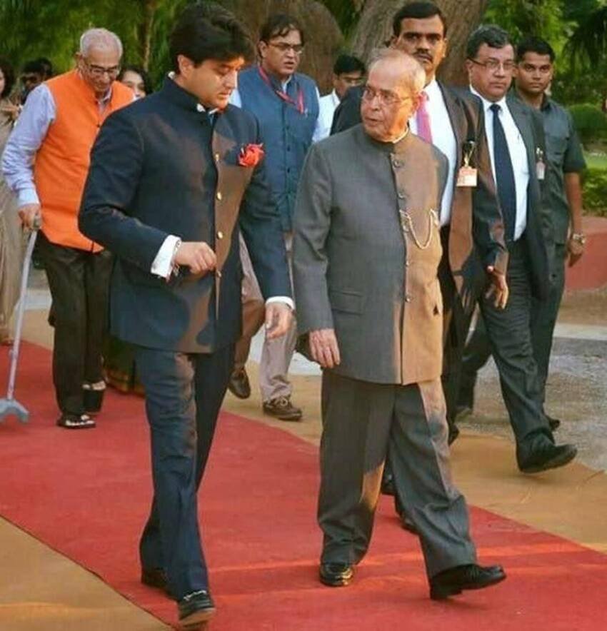 दून, हार्वर्ड और स्टैनफोर्ड यूनिवर्सिटी से पढ़ कर राजनीति में उतरे ज्योतिरादित्या सिंधिया ने खुद लोकसभा को बताया है कि उनके फेवरेट टाइम पास और शौक क्या हैं। (यह भी पढ़ें: धर्म की दीवार तोड़ इन नेताओं ने की लव मैरिज, कुछ का हुआ तलाक, जानिए किसके कितने बच्चे )