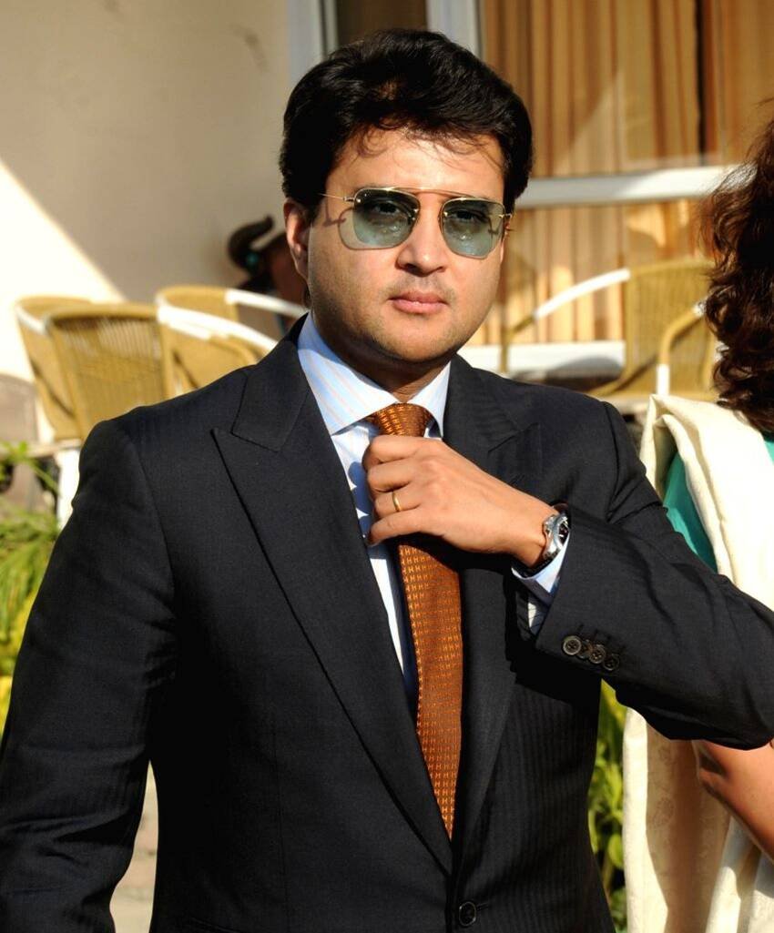 यहां मजेदार बात ये है कि ज्योतिरादित्य की तरह उनके पिता माधव राव सिंधिया भी क्रिकेट, स्वीमिंग और वन्यजीव संरक्षण का शौक रखते थे। (यह भी पढ़ें: 8 साल की उम्र से सीख रही हैं घुड़सवारी, फुटबॉलर भी बेहद अच्छी, ऐसा पति चाहती हैं ज्योतिरादित्य सिंधिया की बेटी )