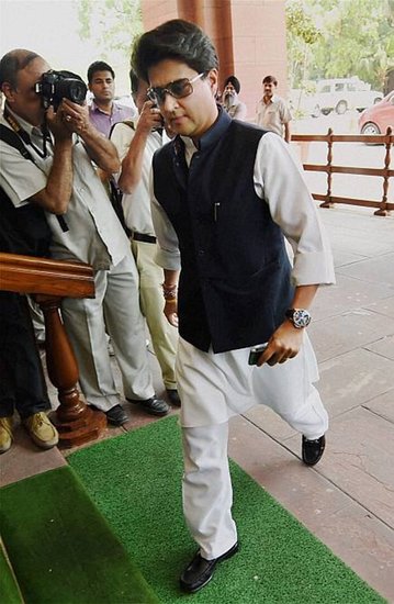 धवराव सिंधिया के निधन के बाद उनके बेटे ज्योतिरादित्य राजनीति में कदम रखा। वह कांग्रेस के टिकट पर 4 बार लोकसभा का चुनाव जीते और सांसद बने। 2019 में कांग्रेस के टिकट पर वह चुनाव हार गए। अब वह बीजेपी में हैं। (यह भी पढ़ें: सोने के कप और चांदी के सिगरेट, जानिए ज्योतिरादित्य को विरासत में मिले हैं कैसे और कितने के गहने )