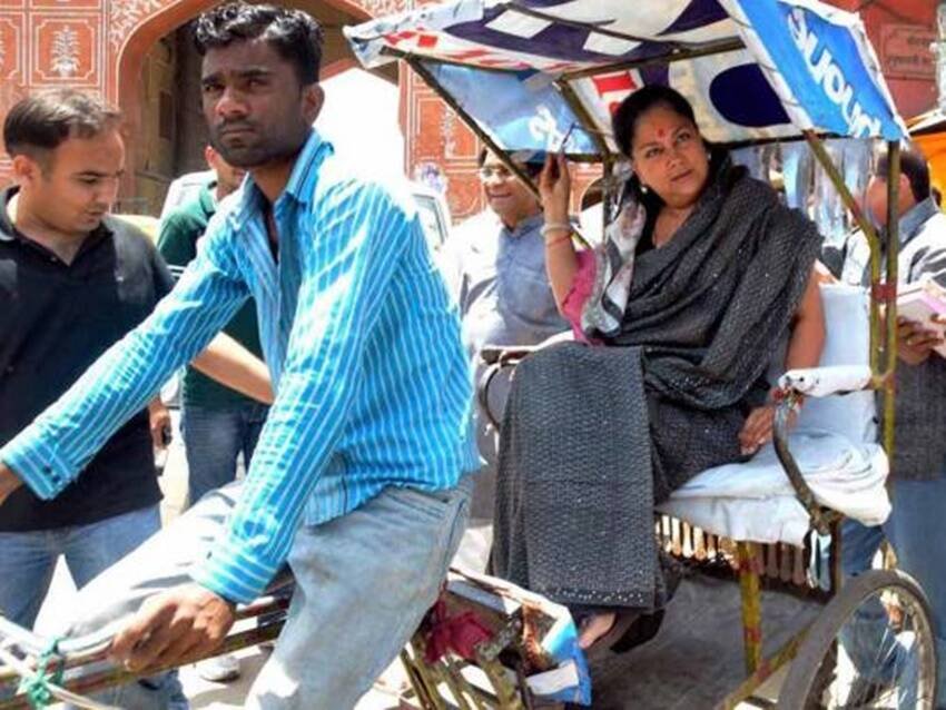 वसुंधरा राजे सिंधिया की शादी साल 1972 में धौलपुर रियासत के महाराज हेमंत सिंह से हुई थी। हेमंत सिंह को उनकी उनकी नानी धौलपुर की महारानी मलविंदर कौर ने गोद लेकर यहां का राजा बनाया था। (यह भी पढ़ें: पत्नी के नाम ना घर ना गाड़ी, अरबों के मालिक हैं ज्योतिरादित्य सिंधिया, जानिए बुआ वसुंधरा राजे से हैं कितने अमीर )