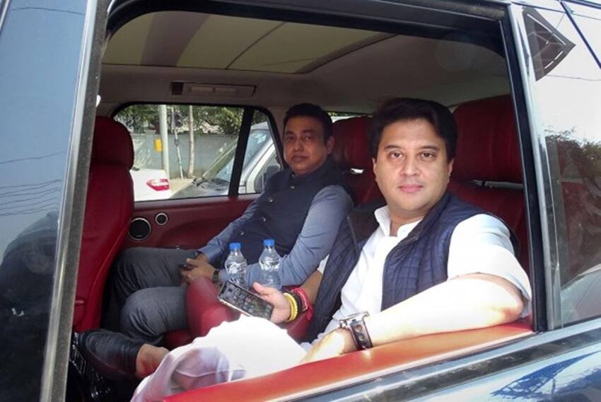 ज्योतिरादित्य सिंधिया के पास तीन आलीशान कारें हैं। उनकी पत्नी प्रियदर्शनी के नाम पर कोई कार नहीं है। (यह भी पढ़ें: 'ये तो मेरे लिए बनी हैं, इसी से करूंगा शादी', जब पहली नजर में ही प्रियदर्शिनी पर दिल हार बैठे थे ज्योतिरादित्य सिंधिया )