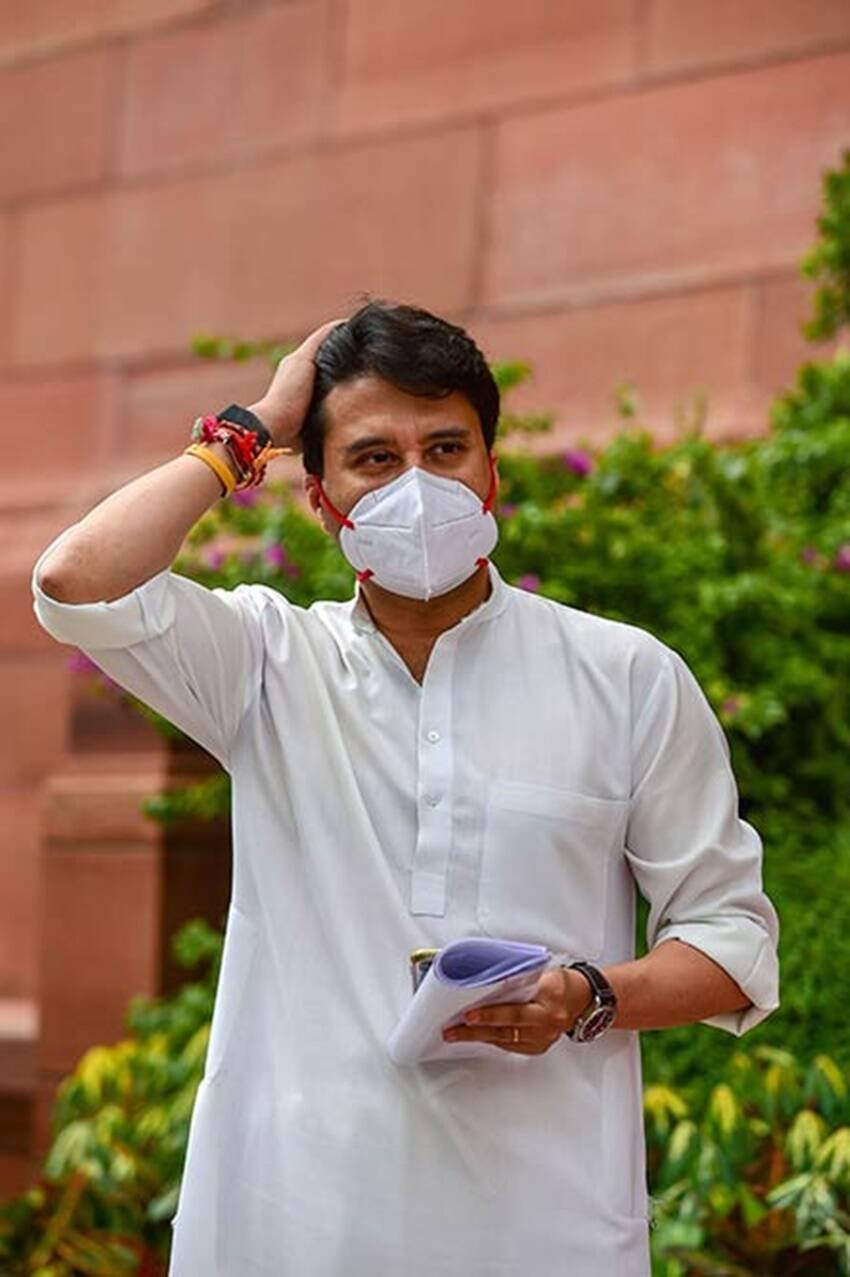 वसुंधरा राजे सिंधिया के भतीजे ज्योतिरादित्य के पास उनसे कई गुना ज्यादा संपत्ति है। (यह भी पढ़ें: 8 साल की उम्र से सीख रही हैं घुड़सवारी, फुटबॉलर भी बेहद अच्छी, ऐसा पति चाहती हैं ज्योतिरादित्य सिंधिया की बेटी )