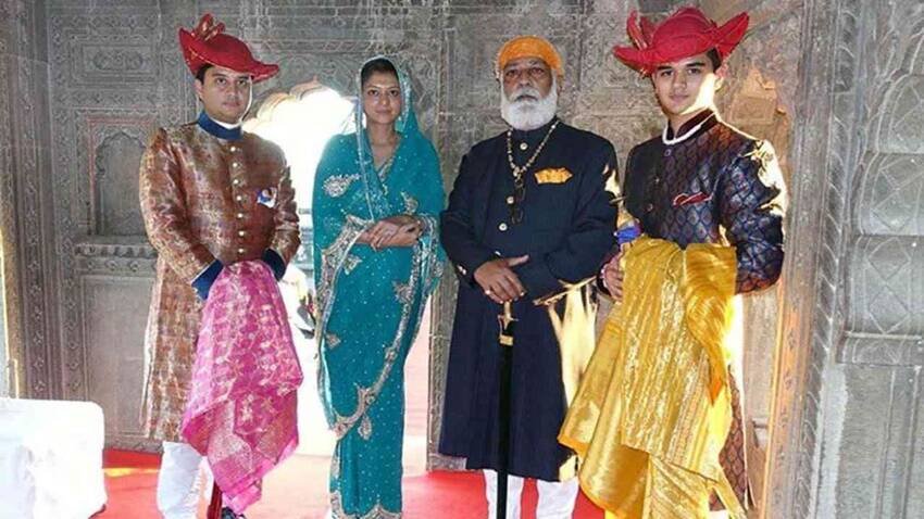 प्रियदर्शनी राजे सिंधिया के नाम पर कोई अचल संपत्ति भी नहीं है। ना तो कोई घर ना कोई जमीन। (यह भी पढ़ें: पिता से विरासत में मिले हैं ये शौक, जानिए खाली समय में क्या करना पसंद करते हैं ज्योतिरादित्य )