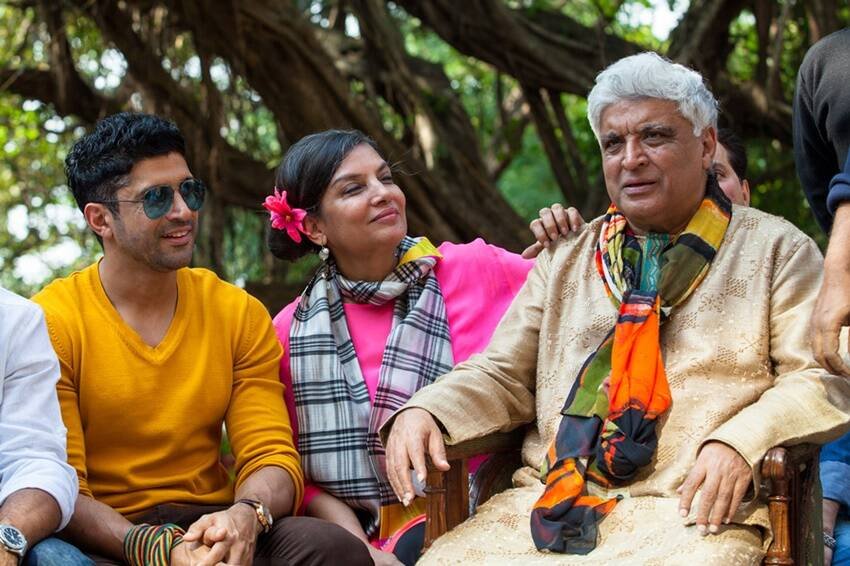 फरहान अख्तर जावेद अख्तर की पहली पत्नी के बेटे हैं। जावेद ने दूसरी शादी शबाना आजमी से की है। शबाना की फरहान की दूसरी मां हैं। ( बॉलीवुड की इन एक्ट्रेसेस को मिला था पहली शादी में धोखा, इस एक्ट्रेस को तीसरी शादी के बाद भी नहीं मिला सच्चा प्यार )
