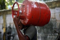कमर्शियल LPG सिलेंडर 73.5 रुपए महंगा, घरेलू सिलिंडर के दाम में कोई बढ़ोत्तरी नहीं