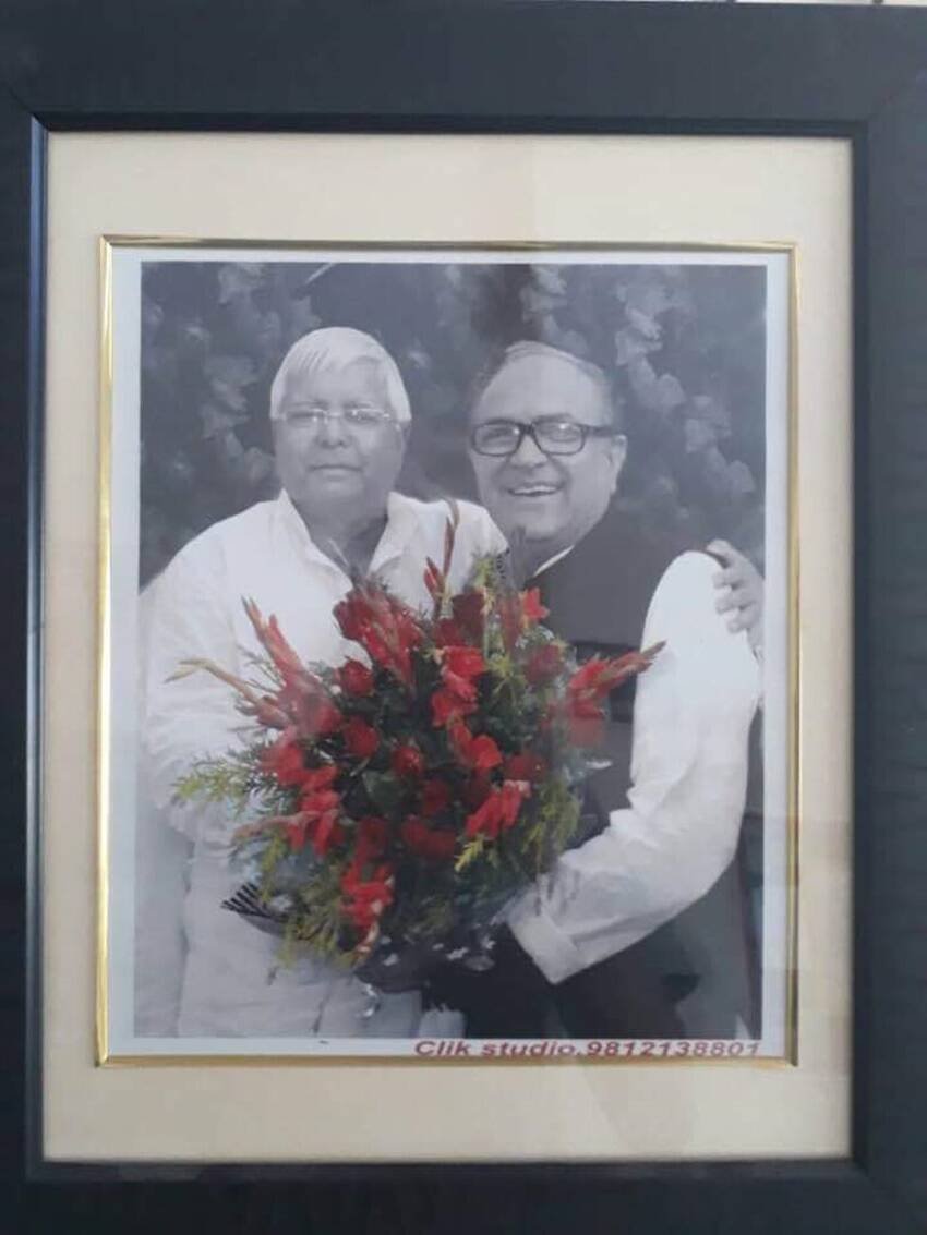 लालू प्रसाद यादव ने अपनी बेटी अनुष्का की शादी हरियाणा सरकार में कांग्रेस के मंत्री रहे अजय सिंह यादव के बेटे चिरंजीवी राव से की है। अजय सिंह और लालू समधी हैं। (यह भी पढ़ें: पत्नी से भी कम पढ़े लिखे हैं उनके चिरंजीवी, जानिए कौन हैं लालू के ये दामाद )