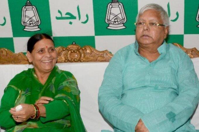 राबड़ी देवी के साथ लालू प्रसाद यादव (Photo- Indian Express)