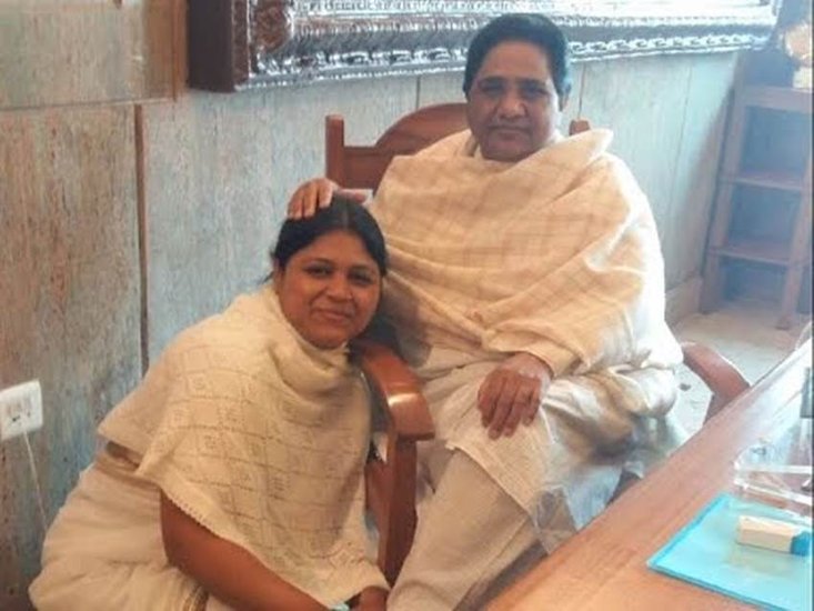 2016 में अतरौली प्रत्याशी संगीता चौधरी ने मायावती के पैर छूते हुए फोटो फेसबुक पर लगाई। फोटो पर खूब बवाल हुआ। नतीजा ये हुआ कि उनका टिकट कट गया और पार्टी से भी निकाल दी गईं। (यह भी पढ़ें: मायावती को बुआ मानते हैं अखिलेश, मुलायम को छोड़ इन 3 नेताओं को भाई बताती हैं बसपा चीफ)