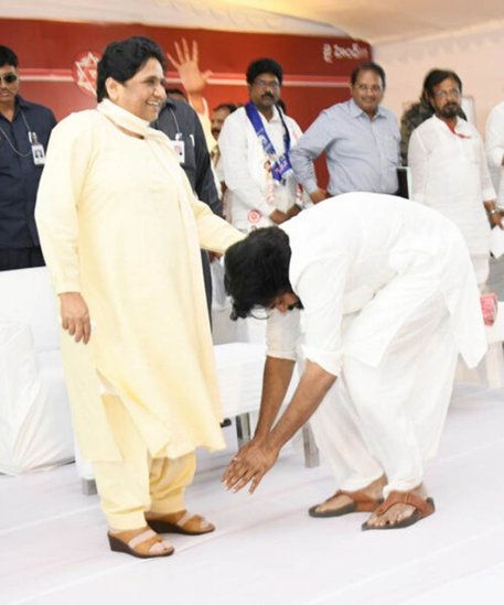मायावती के चरण वंदन करते हुए साउथ के सुपरस्टार पवन कल्याण। ( यह भी पढ़ें: मायावती ने BSP सांसद को ही जब अपने बंगले पर बुला करवा दिया था अरेस्ट, दोबारा कभी नहीं लड़ पाए चुनाव)