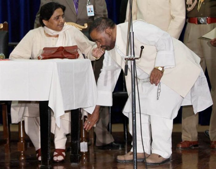 पैर छूने की मनाही भले किसी के लिए भी आम बात हो लेकिन राजनीति की समझ रखने वाले लोग जानते हैं कि बसपा में मायावती के पैर छूने की क्या अहमियत थी। (यह भी पढ़ें: जेब से रूमाल निकाल मायावती की जूती साफ करने लगे थे DSP, बसपा चीफ ने देखा तक नहीं था )