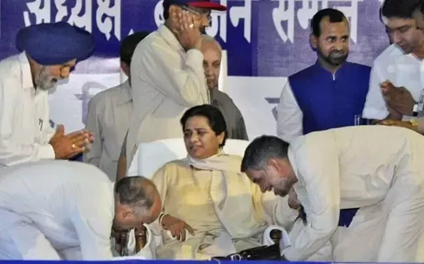 2016 में ही दो मुस्लिम प्रत्याशियों ने बसपा छोड़ दी थी। तब उन्होंने आरोप लगाया था कि बीएसपी में मायावती के पैर छूने के लिए दबाव बनाया जा रहा था। (यह भी पढ़ें: 'मायावती को छूकर हाथ गंदे नहीं करना चाहता', जब बसपा चीफ के लिए ऐसा कुछ बोल गए थे राजा भैया )