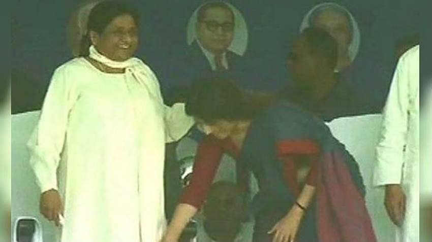 मायावती के कट्टर विरोधी रहे मुलायम सिंह यादव की बहू डिंपल यादव ने भी मायावती के चरण स्पर्श किये थे। (यह भी पढ़ें: जब अखिलेश और डिंपल के कारण अपने बॉडीगार्ड पर बुरी तरह भड़क गईं मायावती, जमकर लगाई थी डांट )