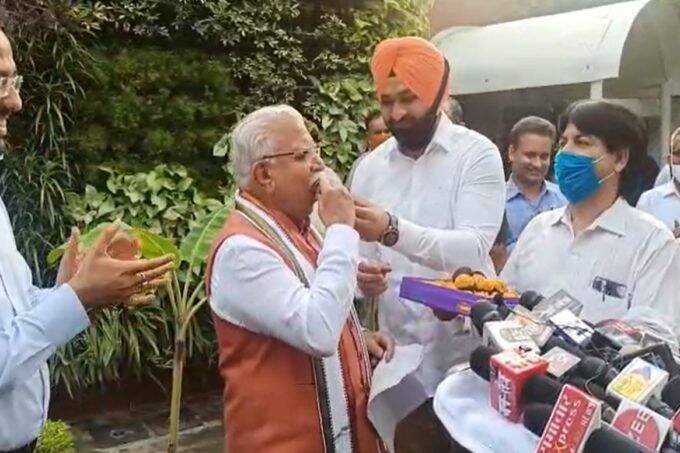 सीएम खट्टर को मिठाई खिलाते हरियाणा के खेल मंत्री संदीप सिंह। 