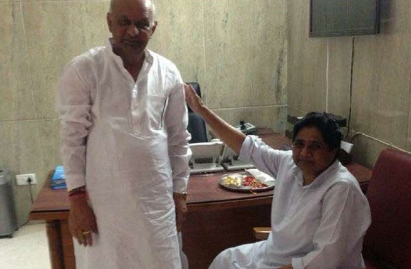 मायावती के इन भाइयों में सबसे पहला नाम है बसपा सरकार में मंत्री रह चुके करतार सिंह नागर का। नागर मायावती के पैतृक गांव बादलपुर के ही रहने वाले हैं। बसपा चीफ के करतार सिंह से पारिवारिक रिश्ते है। मायावती नागर को रक्षा बंधन पर राखी भी बांधती हैं। (यह भी पढ़ें: जेब से रूमाल निकाल मायावती की जूती साफ करने लगे थे DSP, बसपा चीफ ने देखा तक नहीं था )