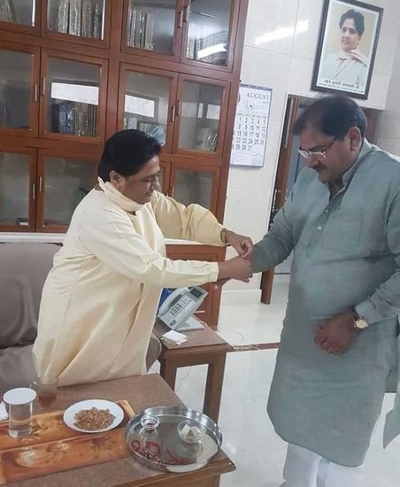 इंडियन नेशनल लोकदल (इनेलो) नेता अभय चौटाला को भी मायावती भाई मानती हैं। साल 2018 में बसपा सुप्रीमो ने अपने दिल्ली आवास पर उन्हें राखी राखी बांधी। (यह भी पढ़ें: जब गेस्ट हाउस कांड के बाद प्लेन में टकरा गए थे मायावती और मुलायम, सुरक्षाकर्मियों के फूल गए थे हाथ-पांव )