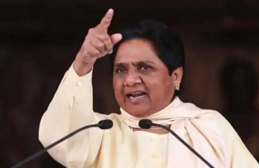 मायावती का आरोप था कि रोहित मामले पर सरकार चुप्पी साधे हुए है और वह स्मृति के जवाब से संतुष्ट नहीं हैं। ( स्मृति ईरानी और डिंपल यादव के बीच इस बात पर हो गई थी बहस, महिला नेत्रियों ने खूब निकाली थी भड़ास )