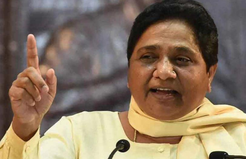 बसपा सुप्रीमो मायावती (BSP supremo Mayawati) कहने को तो अखिलेश यादव (Akhilesh Yadav) की मुंहबोली बुआ हैं, लेकिन उन्होंने कभी मुलायम सिंह यादव (Mulaym Singh Yadav) को अपना भाई नहीं कहा। मायावती भले ही अपने मुंहबोले भाईयों को राखी बांधती रही हों, लेकिन एक इंटरव्यू में उन्होंने कुछ ऐसा कहा था, जिसे सुनकर शायद उनके मुंहबोले भाईयों को झटका जरूर लगा होगा। तो चलिए जानें कि मायावती ने राखी बांधने को लेकर ऐसा क्या कह दिया था।