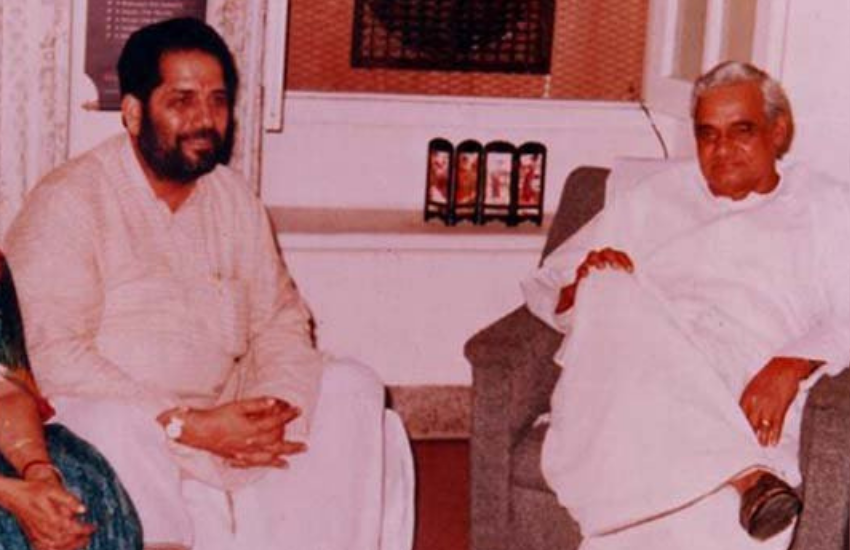 बता दें कि साल 1998 में जब ब्रह्मदत्त द्विवेदी हत्या हुई थी तब मायावती उनके घर गई थीं और वहां फूट-फूटकर रो पड़ी थीं।