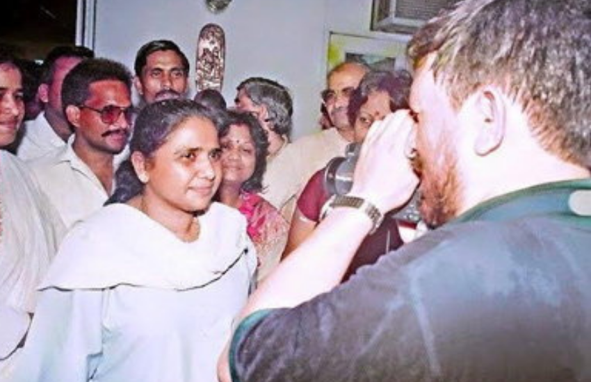 बता दें कि, बीएसपी प्रमुख कांशीराम के कहने पर मायावती ने लखनऊ गेस्ट हाउस में पार्टी के विधायकों की बैठक बुलाई थी और वह सपा से गठबंधन तोड़ने वाली थीं। तभी भारी संख्या में सपा कार्यकर्ता वहां पहुंच गए थे और मारपीट शुरू हो गई थी। इसे भी पढ़ें-स्मृति ईरानी ने मायावती को कहा था, काट लिजिए उनका गला
