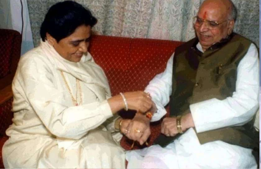 बता दें कि, मायावती के तीन मुंहबोले भाईयों में से एक भाई यानी लालजी टंडन अब इस दुनिया में नहीं हैं। (इसे भी पढ़ें : मुलायम और अखिलेश के बीच मैं फेविकोल थी)