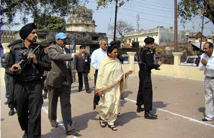 रिपोर्ट के अनुसार मुख्यमंत्री आवास में रसोइयों की फौज तैनात करने से लेकर भोजन की गुणवत्ता जांचने के लिए खाद्य निरीक्षक की नियुक्ति तक का जिक्र किया गया था।