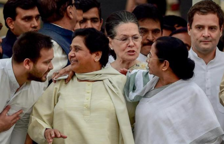 विकीलीक्स के मुताबिक मायावती के करीबी IAS अफसर और उस समय के मुख्य सचिव शशांक शेखर और पार्टी नेता सतीश चंद्र मिश्रा के निर्देश पर अफसरों को मुंबई भेजकर कई बार हवाई जहाज से सैंडल मंगवाई गई थी।