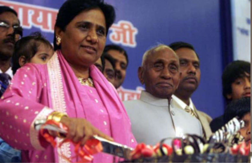बता दें कि बकायता मायावती के नाम का एक शिलापट्ट भी उस समय बना था। इसे भी पढ़ें- पहली बार जब मुलायम की बहू की मायवती ने की थी तारीफ