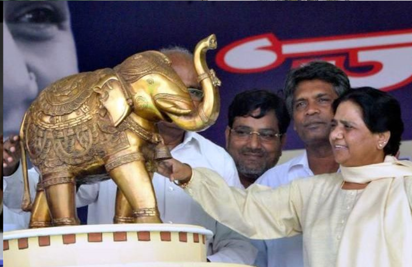 BSP supremo Mayawati compared herself to Lord Shri Ram: मायावती ने मुख्यमंत्री बनने के बाद दलितों के उत्थान पर काम जरूर किया, लेकिन सरकारी खर्च पर अपनी और पार्टी के चुनावी चिन्ह को बनवाना भारी पड़ा गया था। मायावती ने करीब 2600 करोड़ रुपये के सरकारी बटज को मूर्तियां बनाने पर खर्च किया था। तब कोर्ट में याचिका दायर की गई थी और सुप्रीम कोर्ट ने उनसे मूर्तियों को बनवाने के पीछे कारण पूछा था।