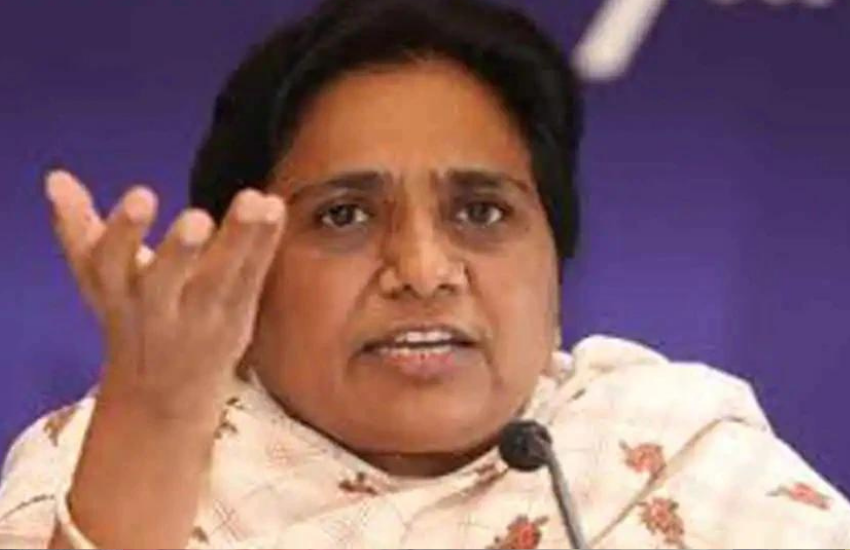 मायावती ने सबसे पहले लालजी टंडन को साल 2002 में उन्हें राखी बांधी थी, लेकिन जब साल 2003 में भाजपा और बसपा का गठबंधन टूटने दोनों के रिश्तों में दरार आ गई तो उन्होंने लाल जी टंडन को राखी बांधना छोड़ दिया था।