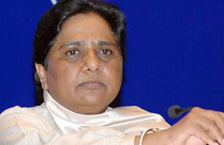 मायावती का कहना था कि यदि कोई उनके घर राखी लेकर आ जाए तो वह उसे भगा तो नहीं सकतीं। मायावती कहा था कि, जो भी उनके घर राखी बंधवाने आता है, वह बांध देती हैं।