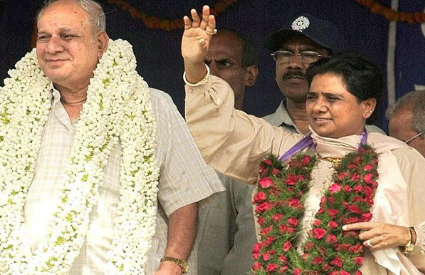 मायावती ने ‘आपकी अदालत’ में राखी बांधने के सवाल पर कहा था कि, वह कभी किसी के घर राखी बांधने नहीं गई हैं। (इसे भी पढ़ें : 24 साल बाद जब मायावती ने मुलायम की बहू की तरीफ की थी)