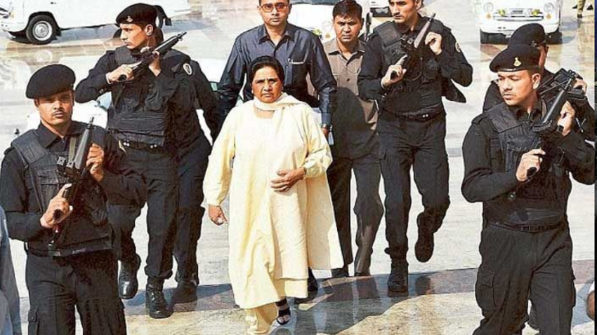 कुल मिलाकर ये फिल्म काल्पिकता पर आधारित है, बस इसमें राजनैतिक किरदारों के गेटअप का टच और उनके जीवन के कुछ महत्वपूर्ण हिस्सों को कल्पनिक रंग दिया गया है। (All Photos: Social Media)