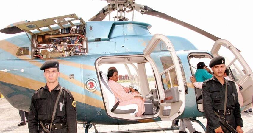 मायावती का हेलीकॉप्टर जैसे ही हेलीपैड पर उतरा सुरक्षाकर्मियों ने उसे घेर लिया। सुरक्षा कर्मियों में मायावती के मुख्य सुरक्षा सचिव डीएसपी पदम सिंह भी मौजूद थे।