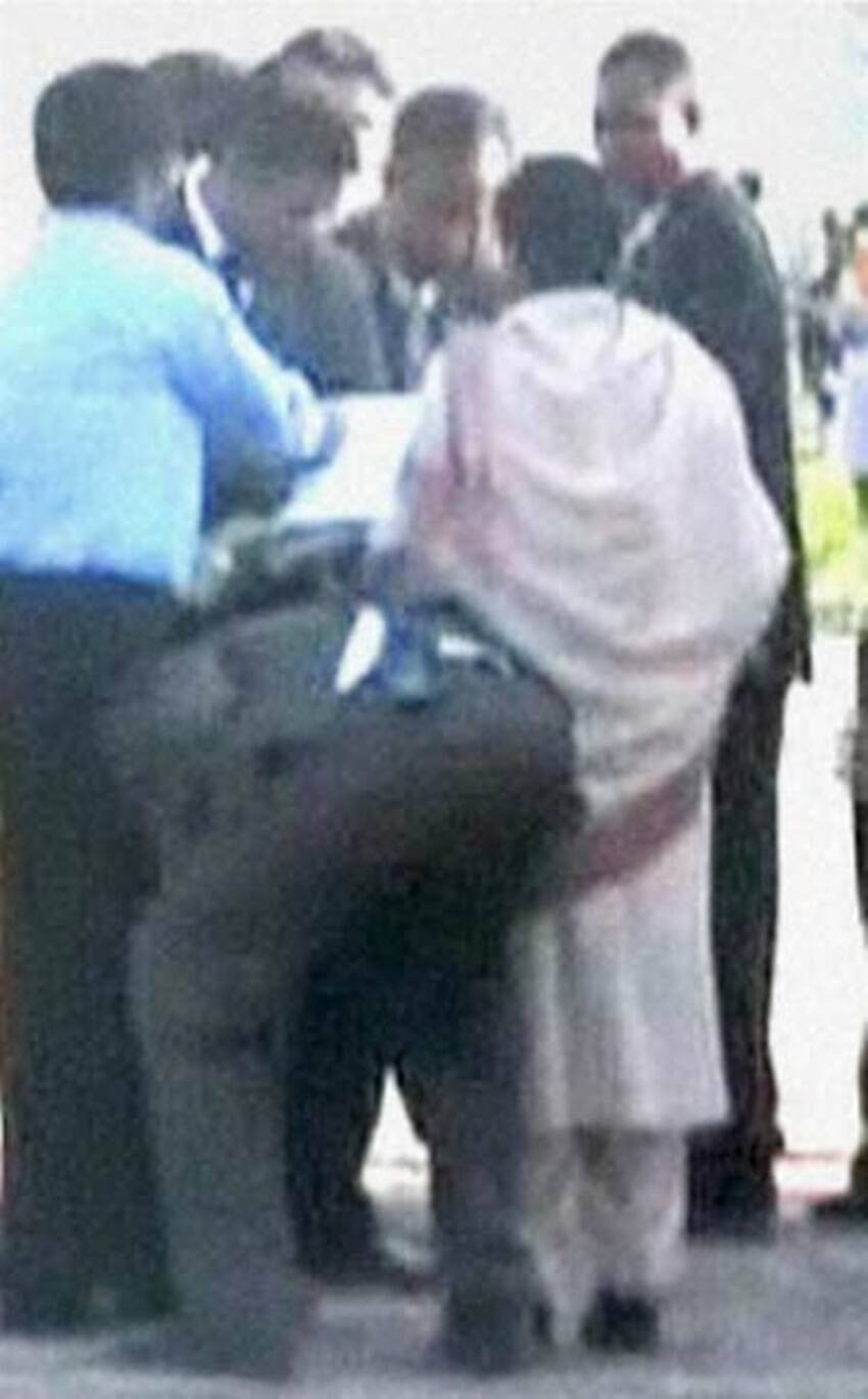 मायावती जब हेलीकॉप्टर से उतर आगे बढ़ी तो पार्टी के कुछ नेताओं ने उन्हें घेर लिया और बात करने लगे। इस दौरान पदम सिंह ने अपनी जेब से रूमाल निकाला और झुककर मायावती की जूती साफ करने लगे।
