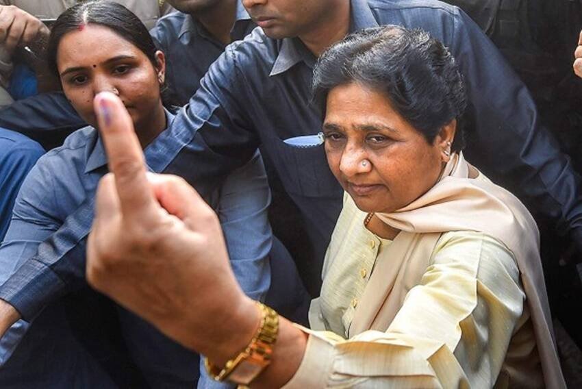 मामला बढ़ा तो मायावती और उनकी सरकारी की किरकिरी होने लगी। सपा ने सरकार को राजतंत्र बताया तो कांग्रेस ने बसपा प्रमुख की गुंडई बताया था।