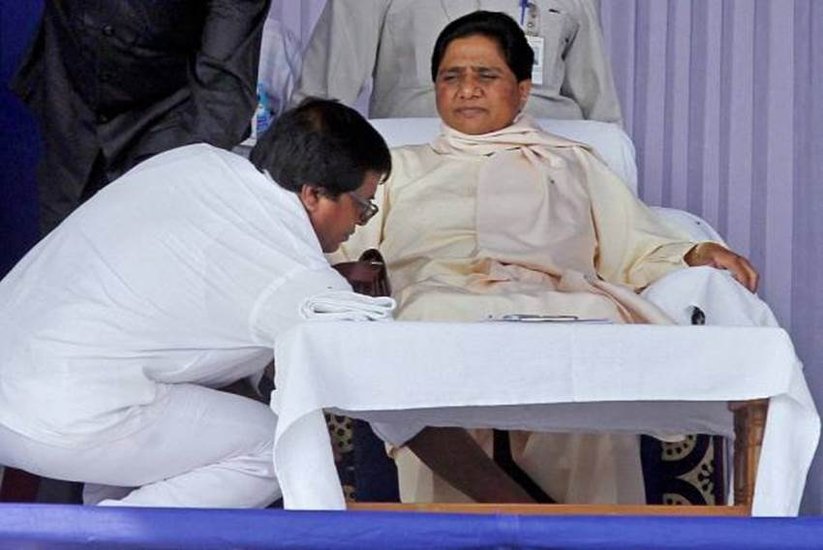 मायावती ने चंद्रशेखर पर करारा प्रहार करते हुए कहा था कि सहारनपुर के शब्बीरपुर में कराए गए जातीय उत्पीड़न कांड में अभी-अभी रिहा किया गया व्यक्ति भी मुझे अपनी बुआ बता रहा है। मेरा ऐसे लोगों से कोई रिश्ता नहीं है। (यह भी पढ़ें: 'मायावती को छूकर हाथ गंदे नहीं करना चाहता', जब बसपा चीफ के लिए ऐसा कुछ बोल गए थे राजा भैया )