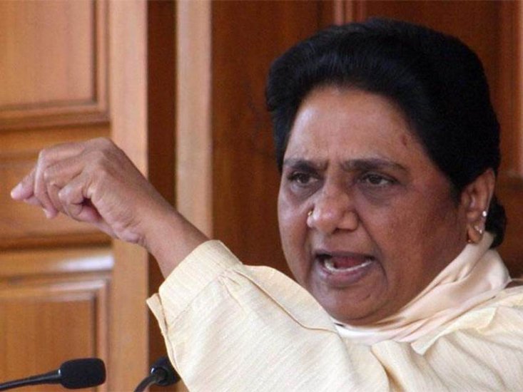 मायावती ने तब अपनी नाराजगी जाहिर की थी और चुटकी लेते हुए कहा था- कुछ लोग अपने राजनीतिक स्वार्थ में, तो कुछ लोग अपने बचाव और कुछ लोग अपने आप को नौजवान दिखाने के लिए मेरे साथ कभी भाई-बहन का, तो कभी बुआ-भतीजे का रिश्ता बता रहे हैं। (यह भी पढ़ें: जेब से रूमाल निकाल मायावती की जूती साफ करने लगे थे DSP, बसपा चीफ ने देखा तक नहीं था )